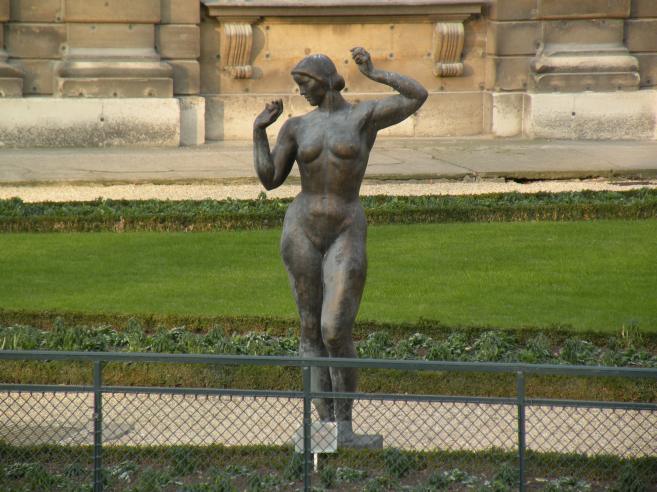  femme nue s'étirant